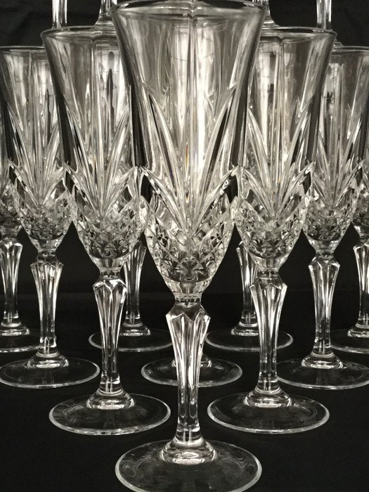 Piękny duży 20-częściowy kryształowy serwis szampana - „Cristal de Flandre, Salzburg” 20 przezroczystych i pięknie wypolerowanych szklanych flet, ok. 1980 r