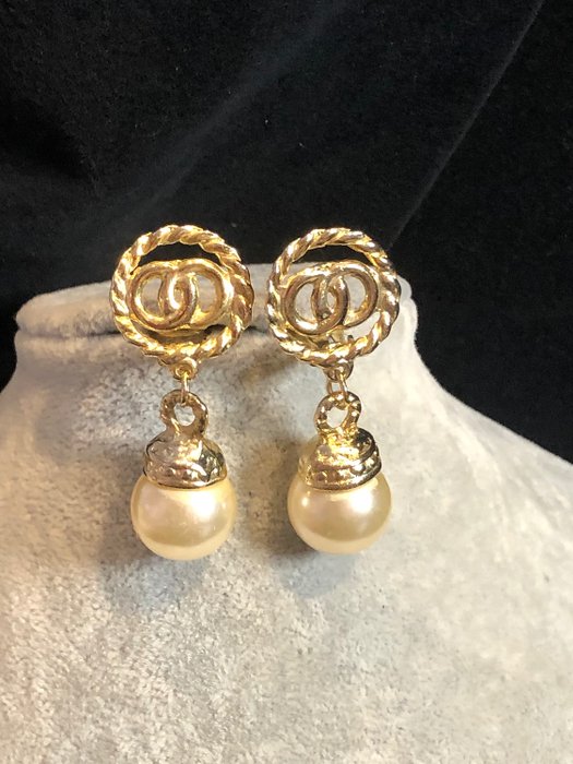 dior pearl drop earrings