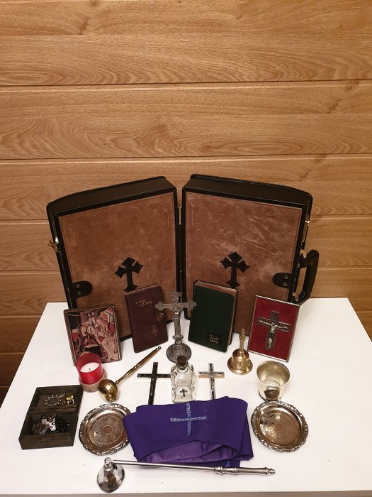 Vampiro - Exorcismo - Exorcism suitcase (1) - Gothic - Wood, metal, velvet, fabric, leather, glass etc