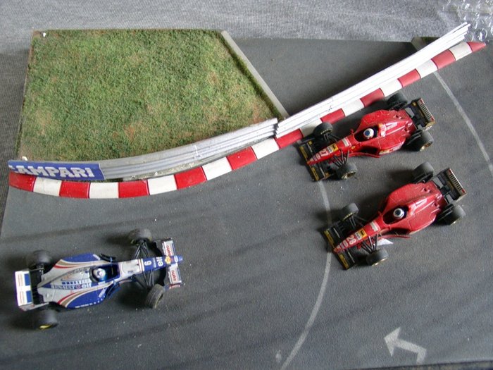 MiniChamps - 1:43 - Formel 1 - Acidente / acidente de Diorama - GP de Mônaco 1995