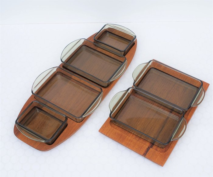 Danish Design - 2 Tabletts aus Teakholz mit Holmegaard '' Cabaret '' Glasschalen