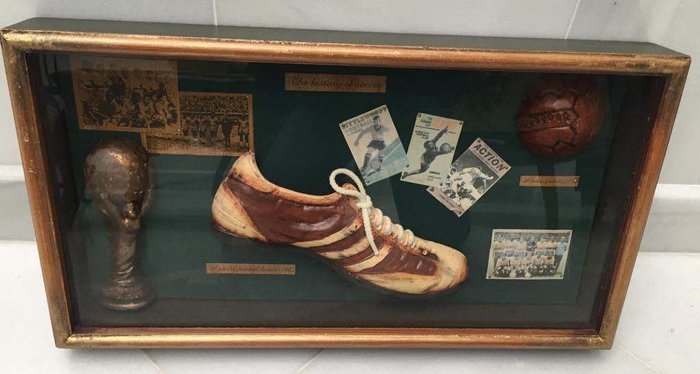 Diorama soccer history box - Pop Art - Composite, Crystal, Gilt, Paper, Wood
