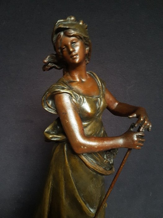 Auguste Moreau (1834-1917) - Sculpture, “ Faneuse”-54厘米 - 粗鋅 - 19世紀末