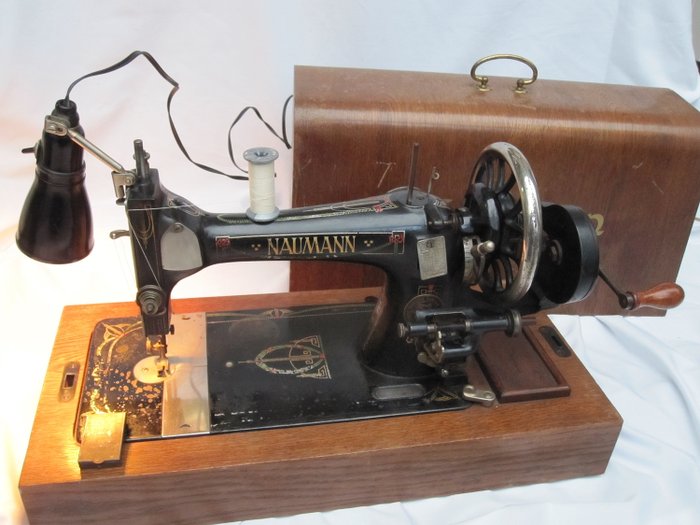 Naumann - Máquina de costura com luz - metal e madeira