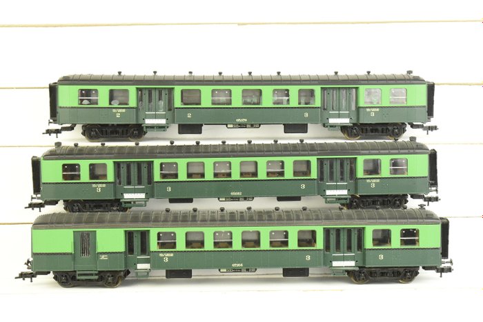 OVB H0 - 1110/1130/1180 - Set mit Personenwagen - 3 Reisebusse Typ M1, 2. und 3. Klasse - NMBS