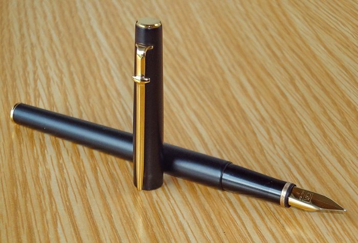 Caran d'Ache - Fountain pen - vintage Madison matte Black GT 18C Gold Nib "F"