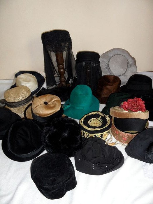 收藏19頂老式女士帽子，兩個帽子架和帽子盒 - 亞麻, 木, 蘆葦