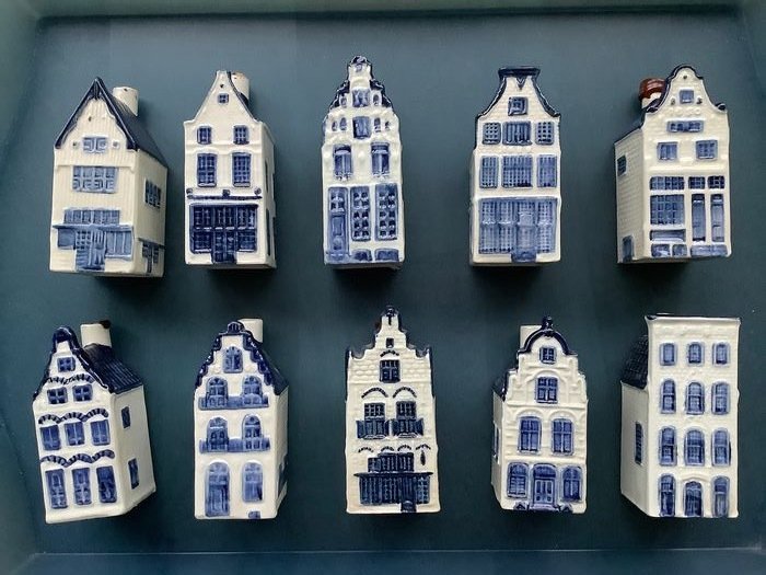 Tien KLM huisjes Rijnbende plus een KLM brochure  - 書籍, 荷蘭特色藍陶小屋模型 - 瓷器