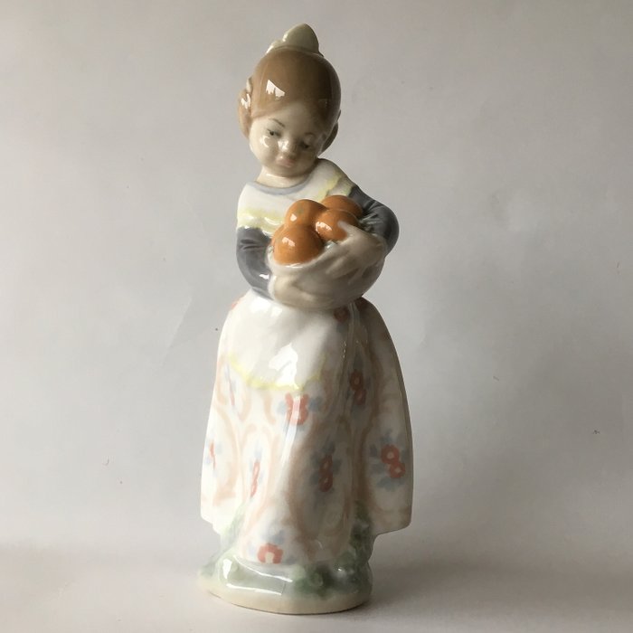 Lladró - Menina com cesta de laranjas - Porcelana