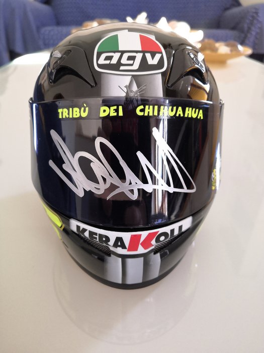 MotoGP - Valentino Rossi - Valentino Rossi Helm im Maßstab 1: 2 signiert