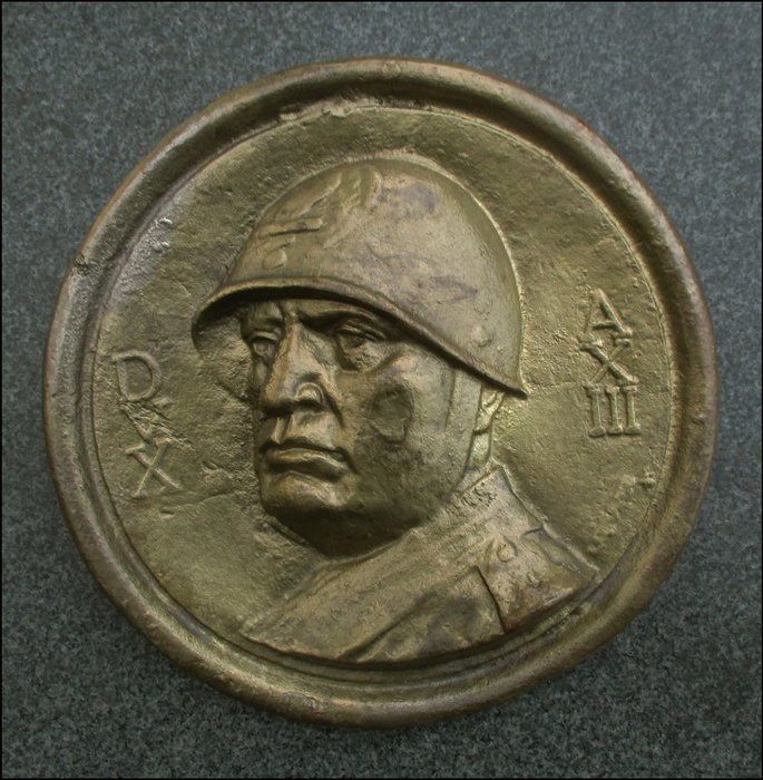 Italie - Plaque en bronze avec relief de la tête de Benito Mussolini