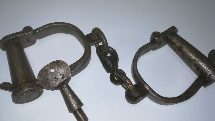 Numbered ancient handcuffs in perfect working order (1) - Iron (cast/wrought) - Early 19th century