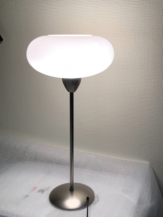 Igor Paris - Lampa stołowa - satynowe szkło z połyskiem i stal szczotkowana