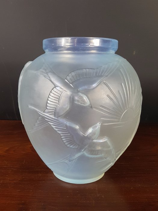 Ernest Sabino (1878-1961) - Vase Art deco opalescent glass decor swallows / w. swallows