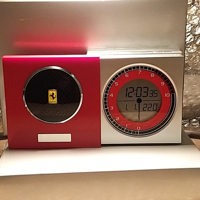 Despertador Ferrari Travel com sinal de alarme original do motor Enzo. - 1999