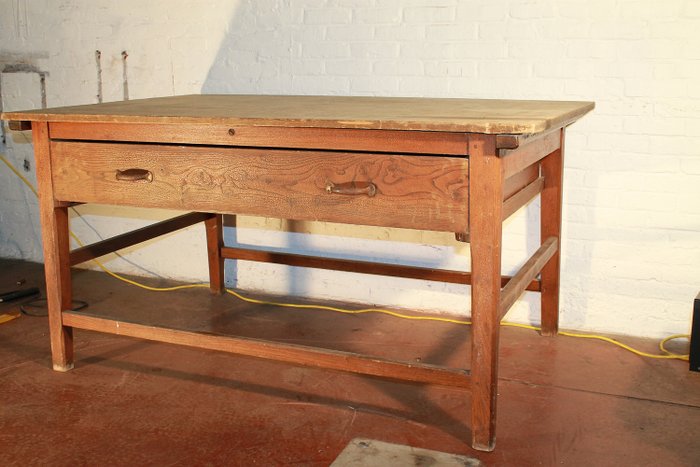 En smuk træbagerbord - studiobord - bøg og alm