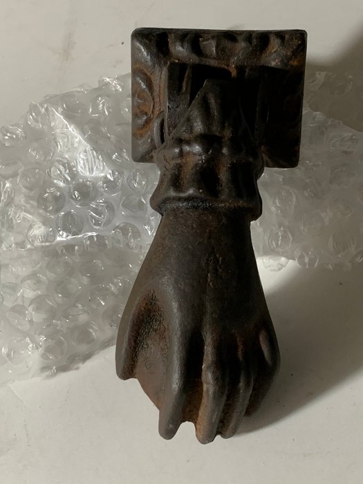 antiker Türklopfer, der Frauenhand klopft - Gusseisen - um 1900