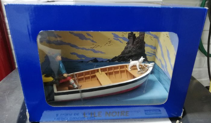 Tintin - Diorama l île noire - Tintin et Milou dans la barque  (2005)