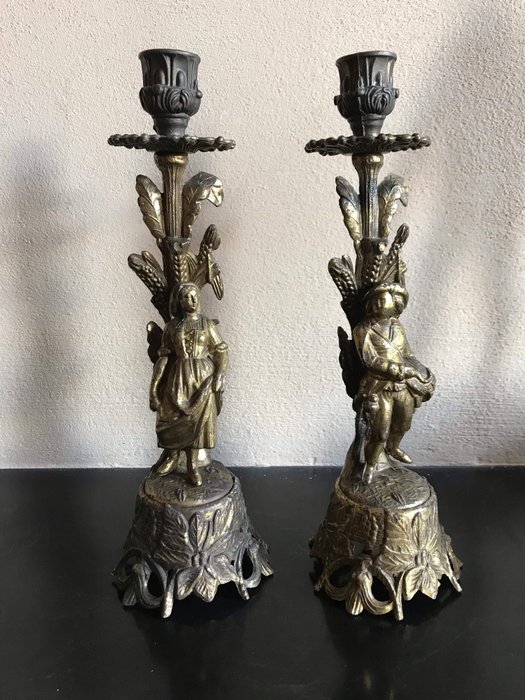 Modele Depose  - A couple of candlesticks with female and male figures - painted metal
