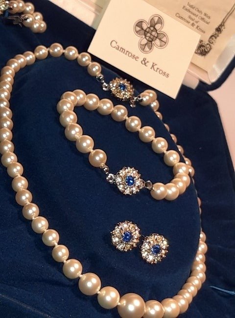 Coco Chanel - Camrose & Kross - Jacqueline Kennedy collectie - 22 kt. gold plated, Swarovski Diamonds, sapphires, pearls - Bracelet, Earrings, Necklace, Demi Parure