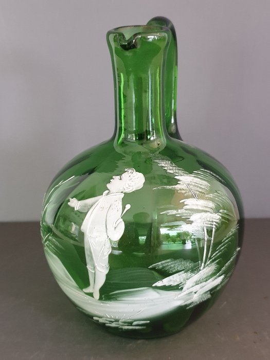 Mary Gregory (1856 - 24 mai 1908) - Objet en verre, Mary Gregory  carafe en verre vert émaille - Art nouveau - Verre