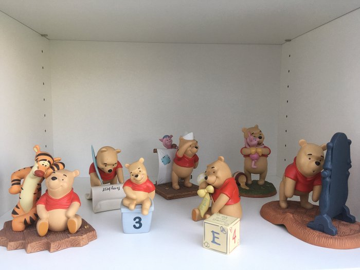 Winnie The Pooh  - 8 Porseleinen beeldjes - Collection Pooh & Friends - 8 diverse titels