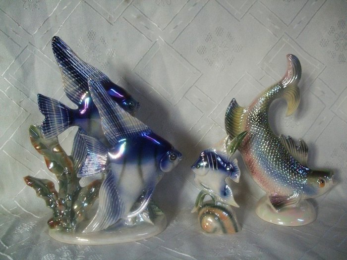 Jema Holland  - Drei Skulpturen von Fischen - 2 Engelsfische und 1 Forellenfigur (3) - Keramik