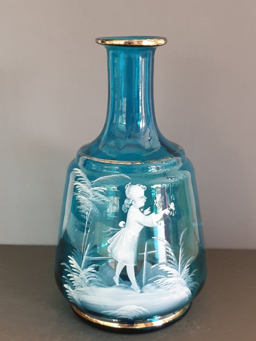 Mary Gregory (1856 - 24 mai 1908) - Glass object, Mary Gregory decanter in enamelled blue glass - Art Nouveau - Glass