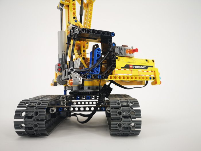 New LEGO Technic 2 In 1Excavator 42006 