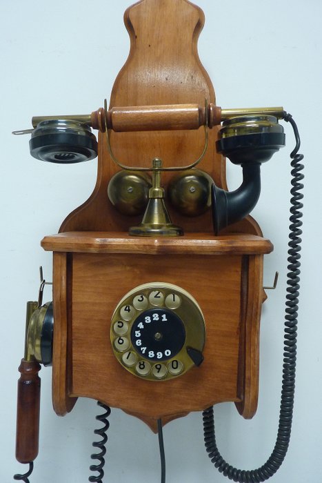 Beautiful retro phone model 1920's - téléphone mural - bois et cuivre