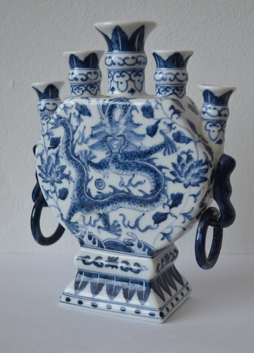 Very beautifully decorated blue and white porcelain tulip vase (1) - Porcelain - Chinese dragon - China - 2nd half of the 20th century