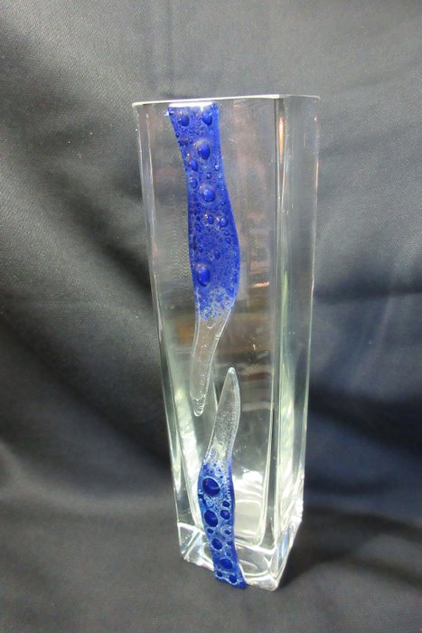 Krosno Glass Factory Poland, schlanke Kristall-Designvase mit blauen Motiven - Kristall