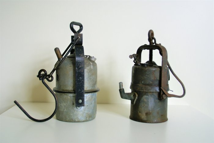 Arras - Duas velhas lâmpadas de mina Lâmpada de carboneto de acetileno por volta da década de 1920 - metal