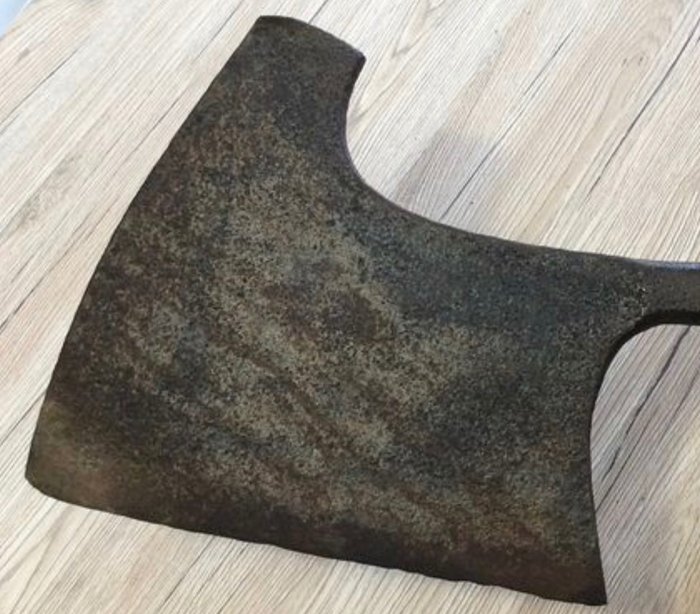 Antica maestosa mannaia spaccaossa da macellaio in ferro battuto, dal peso  di oltre 2,600 kg. (1) - Ferro (ghisa/battuto) - Catawiki