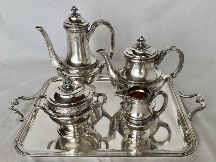Orfèvrerie GALLIA CHRISTOFLE , Ca 1900-1950 - 優雅的鍍銀咖啡和茶具，托盤上裝有糖罐和牛奶罐 - 優雅地裝飾有rocaille，樹枝，樹枝和樹葉