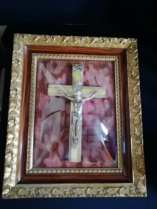 Zilverkleurig kruis met Jezus ingelijst met houten kader achter bol glas - Frankrijk - periode begin (1) - hout - glas - metaal