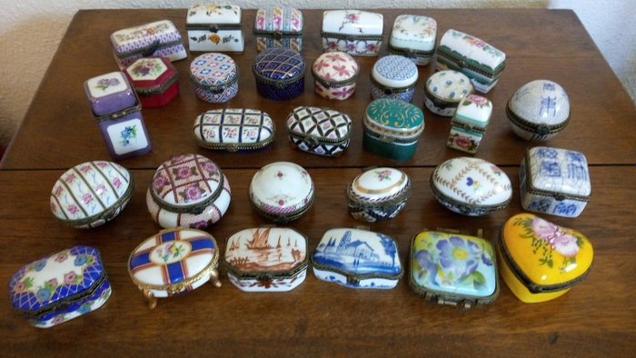 Porcelain Art - Collection of miniature boxes (30) - Porcelain, Bronze Clasp