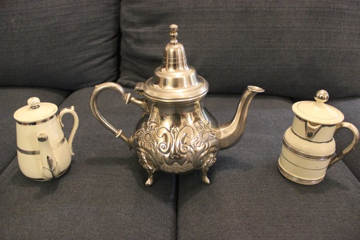 摩洛哥复古茶壶，银色金属，50年代和2个牛奶罐 - 银色金属和瓷器