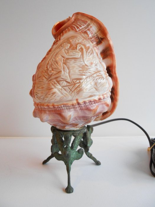 台灯-带三脚架的三脚架上的浮雕手工雕刻大贝壳-可能是意大利 - 壳