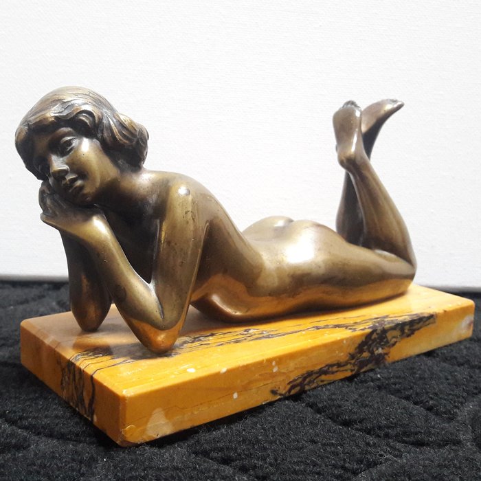 Junge nachdenkliche Frau, nackt und auf dem Bauch liegend - Art Nouveau Sculpture