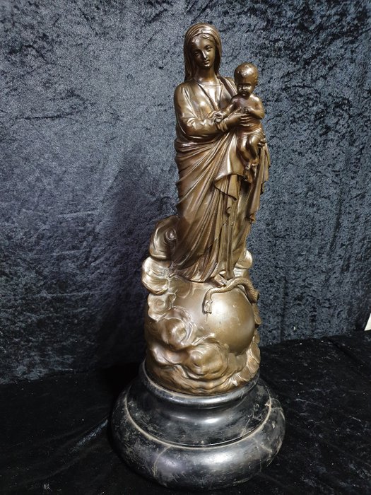 Μαρία και μωρό Ιησούς με ένα φίδι κάτω από το πόδι της - Χάλκινο / zamak με ξύλινη βάση