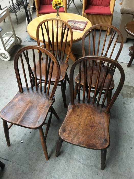 Um conjunto de quatro cadeiras de Windsor, Benjamin Goodearl e James Cox & Sons, High Wycombe - Olmeiro - Início do século XX