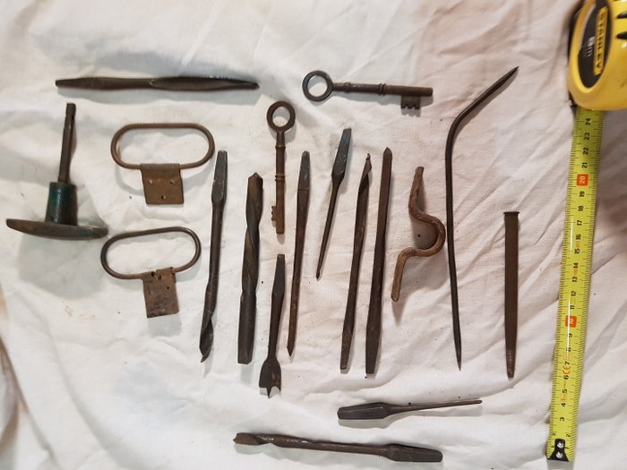 Collection de très vieux outils & outils de travail charpentier (14) - bois-métal