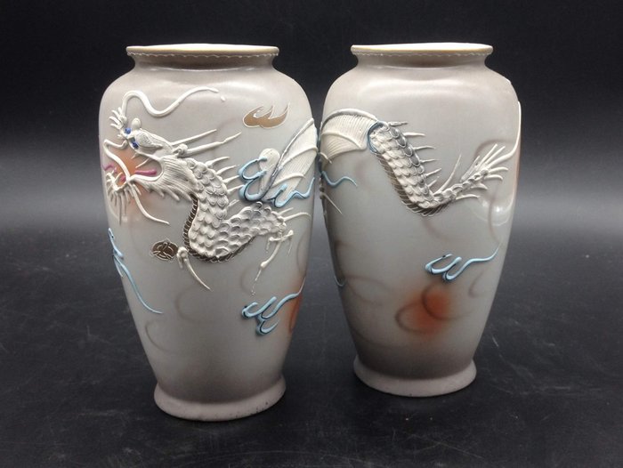 Vases (2) - Porcelán - With mark 'Maruku China Made in Japan' - Japán - kb. 1940-50-es évek (korai Showa-korszak)