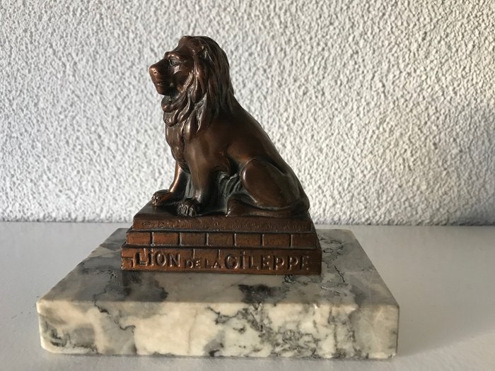 Leão de cobre em pedestal de mármore, Lion de la Gileppe. Por volta de 1900. - Cobre, Mármore