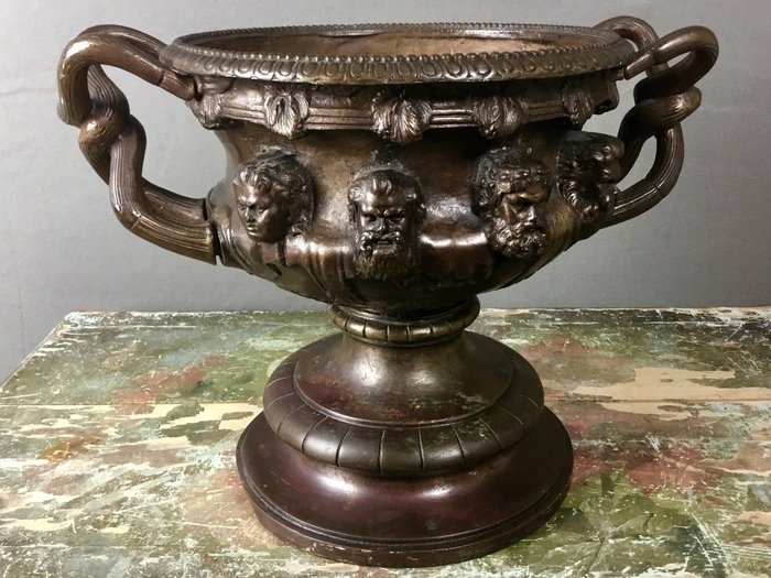 19世纪青铜沃里克花瓶 - 黄铜色 - 大约1890年