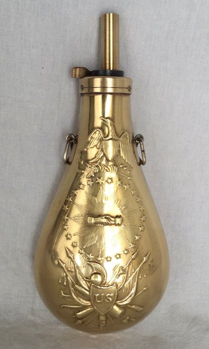 Antike Messing-Kupfer-Schießpulverflasche "Us", wunderschön verziert mit Sieg und Revolution - schöner Zustand, selten! - 19. Jahrhundert