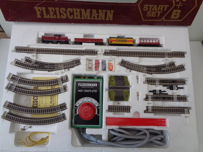 Fleischmann N - 9374 - 火車套裝 - 帶有貨運列車、軌道和 MSF 變壓器的起動器套件 - DB