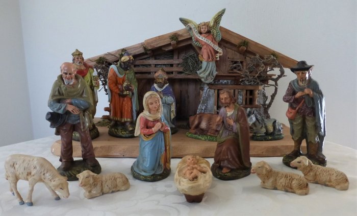 Grote oude houten Kerststal met 15 grote antieke beelden + Engel - Papier maché en Hout