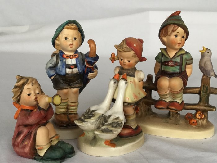 M.I. Hummel , GOEBEL west Germany - Fire vakre porselen hummel figurer - Gåsejenta, trompetist, gutt som plystrer med fugl, og gutt med gris i ryggsekk